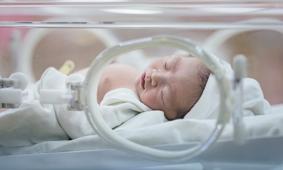 A newborn in an incubator Photo: VCG