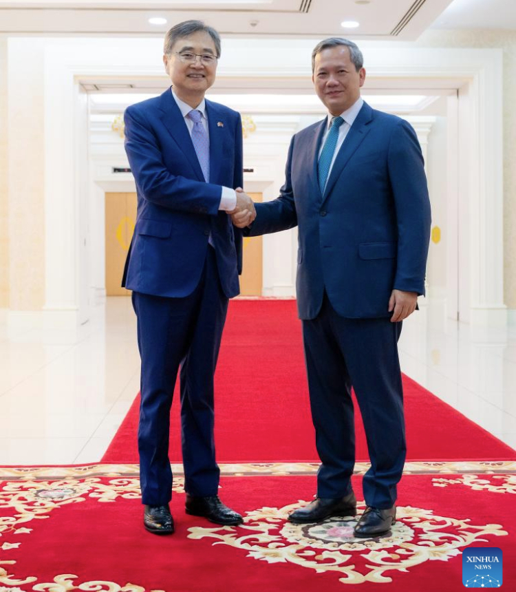 Cambodian Prime Minister Hun Manet (R) shakes hands with South Korean Foreign Minister Cho Hyun in Phnom Penh, Cambodia, Nov. 10, 2025. Cambodia and South Korea on Monday vowed to boost cooperation and fight against online scams, said a news release from the Cambodian side. (Agence Kampuchea Presse/Handout via Xinhua)