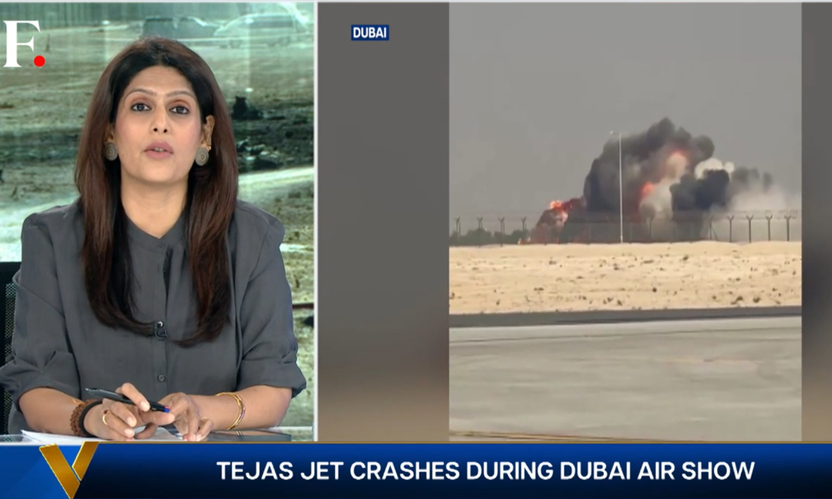 Anchor Palki Sharma reports on the Tejas crash on a news program of Indian media outlet Firstpost on November 22, 2025. Photo: Screenshot from Firstpost