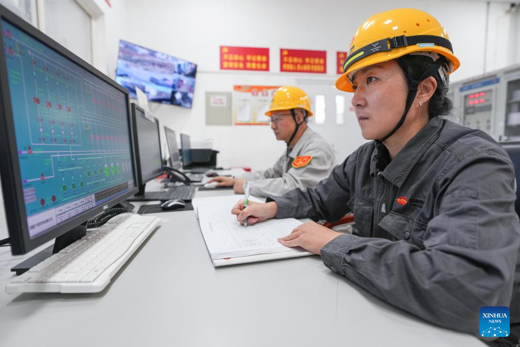 Staff members monitor heating facilities at a heating service company in Yinchuan City, northwest China's Ningxia Hui Autonomous Region, Nov. 18, 2025. Affected by the cold air, the local heating department has implemented measures such as precise regulation of the heating network and comprehensive pipeline inspections to ensure residents stay warm during the winter. (Xinhua/Yang Zhisen)