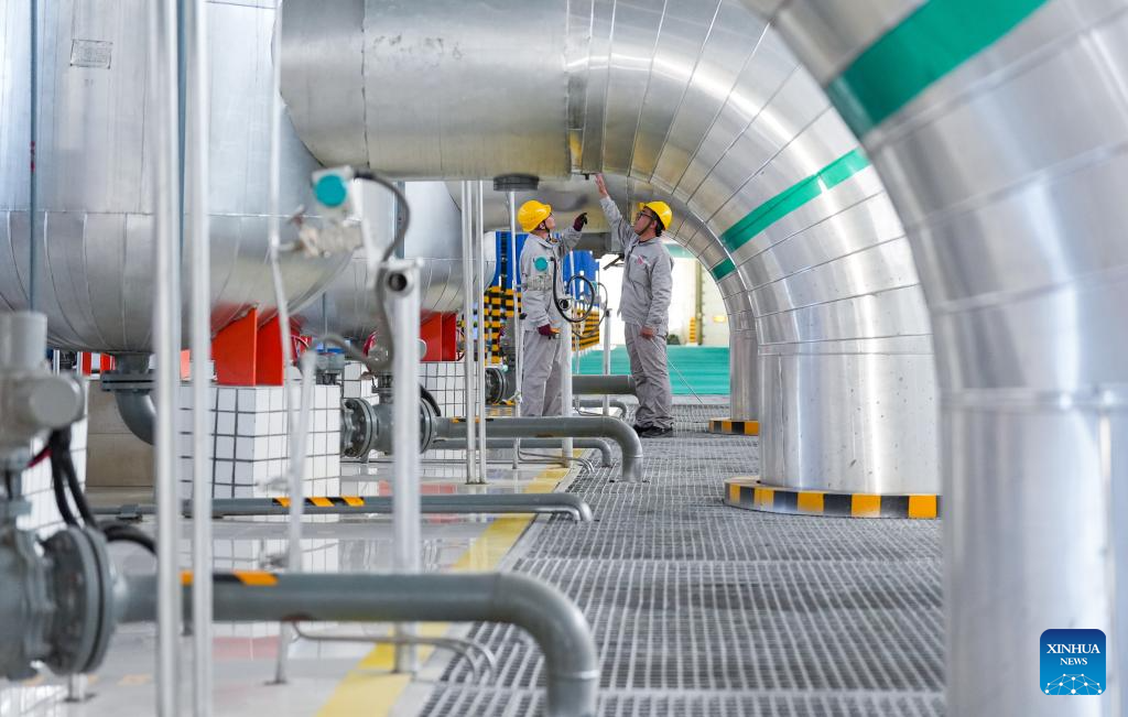 Staff members inspect heating facilities at a heating service company in Yinchuan City, northwest China's Ningxia Hui Autonomous Region, Nov. 18, 2025. Affected by the cold air, the local heating department has implemented measures such as precise regulation of the heating network and comprehensive pipeline inspections to ensure residents stay warm during the winter. (Xinhua/Yang Zhisen)