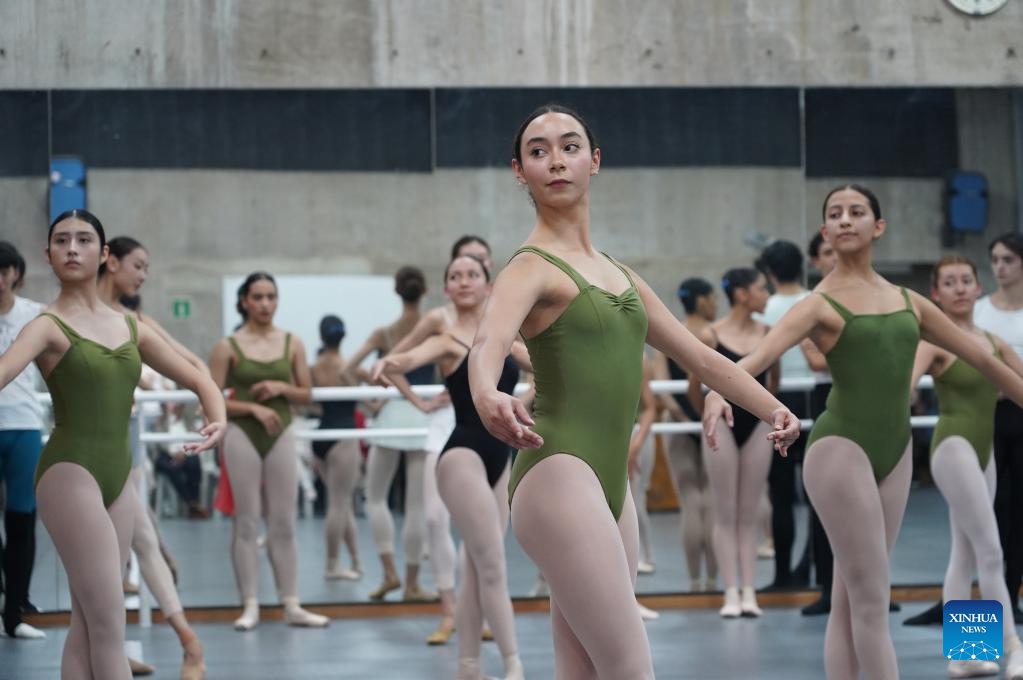 Students learn ballet at a masterclass held by the National Ballet of China at the National Arts Center in Mexico City, Mexico, Oct. 31, 2025. On Friday, the National Ballet of China gave a masterclass to students of dance schools in Mexico City, and learned local dances of Mexico (Photo: Xinhua)