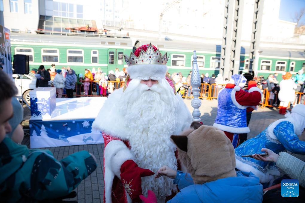 A performer playing the role of Father Frost interacts with the audience in Vladivostok, Russia, Nov. 19, 2025. To celebrate Christmas and the New Year, the Father Frost train departed from Vladivostok on Nov. 19, embarking on a tour across Russia. The train will pass through approximately 70 cities in Russia, eventually arriving in Veliky Ustyugh, the hometown of Father Frost. (Photo by Andrey Matveenko/Xinhua)