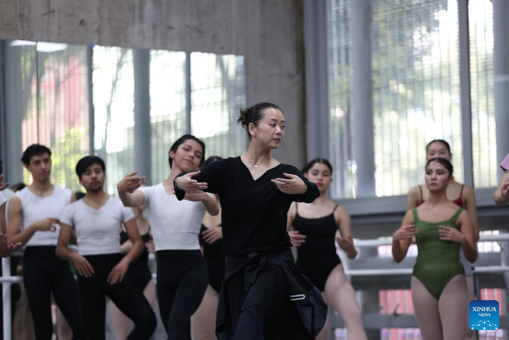 A teacher from the National Ballet of China teaches ballet to local students at the National Arts Center in Mexico City, Mexico, Oct. 31, 2025. On Friday, the National Ballet of China gave a masterclass to students of dance schools in Mexico City, and learned local dances of Mexico. (Photo: Xinhua)