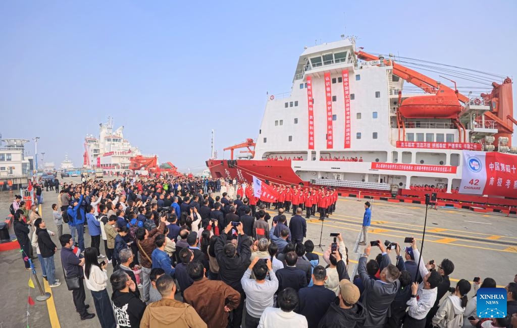 This photo shows the departure ceremony for China's polar research icebreakers Xuelong and Xuelong 2, or Snow Dragon and Snow Dragon 2, at the base dock in Shanghai, east China, Nov. 1, 2025. China's 42nd Antarctic expedition team set sail from Shanghai on Saturday. (Photo: Xinhua)