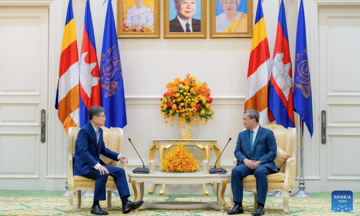 Cambodian Prime Minister Hun Manet (R) meets with South Korean Foreign Minister Cho Hyun in Phnom Penh, Cambodia, Nov. 10, 2025. Cambodia and South Korea on Monday vowed to boost cooperation and fight against online scams, said a news release from the Cambodian side. (Agence Kampuchea Presse/Handout via Xinhua)