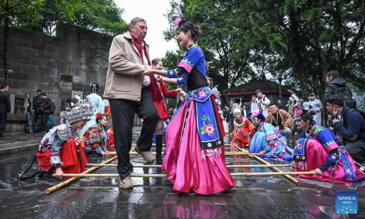 Foreign guests tries ethnic dances with local performers in Maotai Town, Renhuai City, southwest China's Guizhou Province, Oct. 29, 2025. (Xinhua/Yang Wenbin)