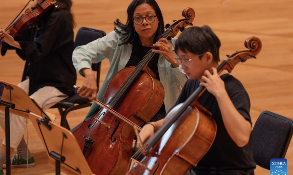 A member of the Juilliard String Quartet rehearses with students at the Tianjin Juilliard School in north China's Tianjin, Nov. 5, 2025. (Xinhua)