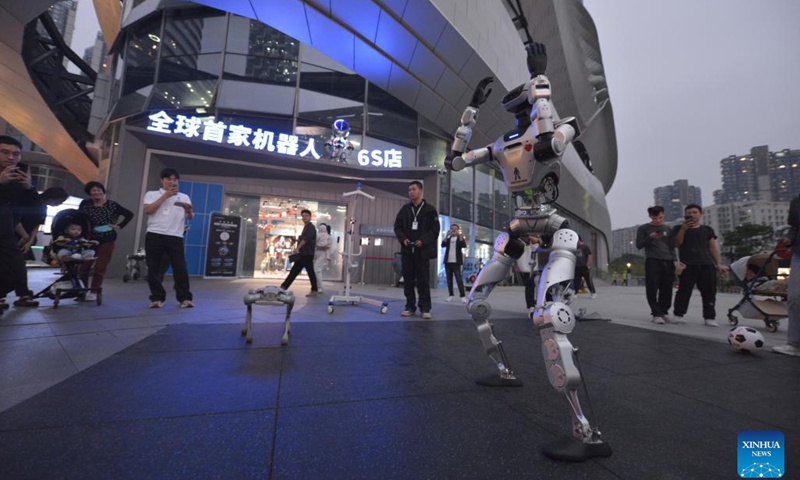 A humanoid robot dances in front of a robot 6S store in Shenzhen, south China's Guangdong Province, Oct. 28, 2025. (Photo: Xinhua)
