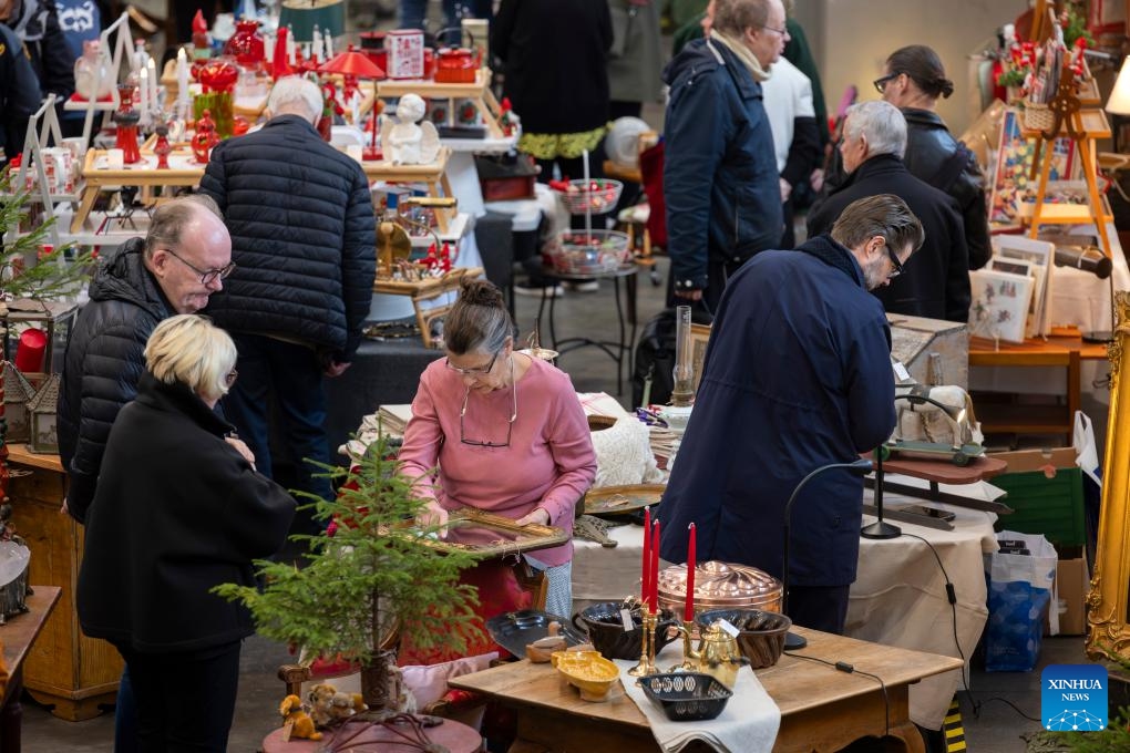Visitors view exhibits at the 2025 Helsinki Antique Fair in Helsinki, capital of Finland, on Nov. 1, 2025. The two-day fair opened here on Saturday. As one of the largest antique exhibitions and trading events in Finland, this year's fair brought together nearly 40 exhibitors from across the country and drew large crowds of collectors and visitors (Photo: Xinhua)