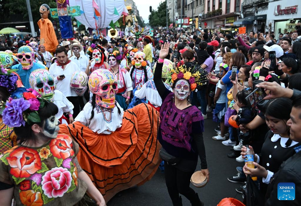 This photo taken on Nov. 1, 2025 shows a scene during the Day of the Dead Parade in downtown Mexico City, capital of Mexico. (Photo: Xinhua)