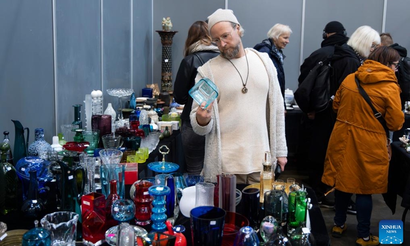 A man checks antique glassware at the 2025 Helsinki Antique Fair in Helsinki, capital of Finland, on Nov. 1, 2025. The two-day fair opened here on Saturday. As one of the largest antique exhibitions and trading events in Finland, this year's fair brought together nearly 40 exhibitors from across the country and drew large crowds of collectors and visitors. (Photo: Xinhua)