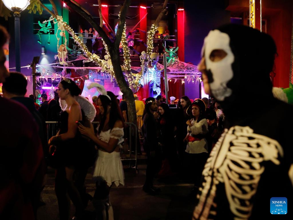 Participants parade along Santa Monica Boulevard during the Halloween Carnival in West Hollywood, Los Angeles, California, the United States, on Oct. 31, 2025.(Photo: Xinhua)