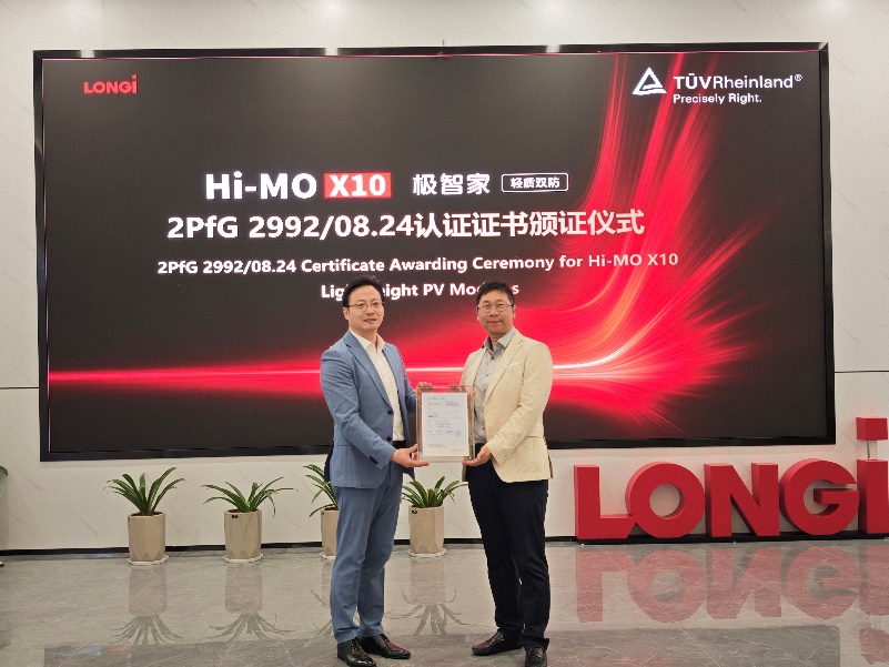 Li Weichun (left), Vice President of Global Power Electronics Product Services of TüV Rheinland and Lü Yuan, President of Product and Solution Center from LONGi DGBG