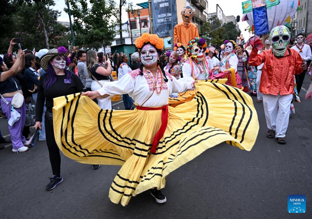 This photo taken on Nov. 1, 2025 shows a scene during the Day of the Dead Parade in downtown Mexico City, capital of Mexico(Photo: Xinhua)