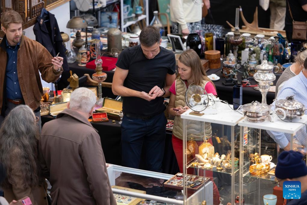 Visitors view exhibits at the 2025 Helsinki Antique Fair in Helsinki, capital of Finland, on Nov. 1, 2025. The two-day fair opened here on Saturday. As one of the largest antique exhibitions and trading events in Finland, this year's fair brought together nearly 40 exhibitors from across the country and drew large crowds of collectors and visitors (Photo: Xinhua)