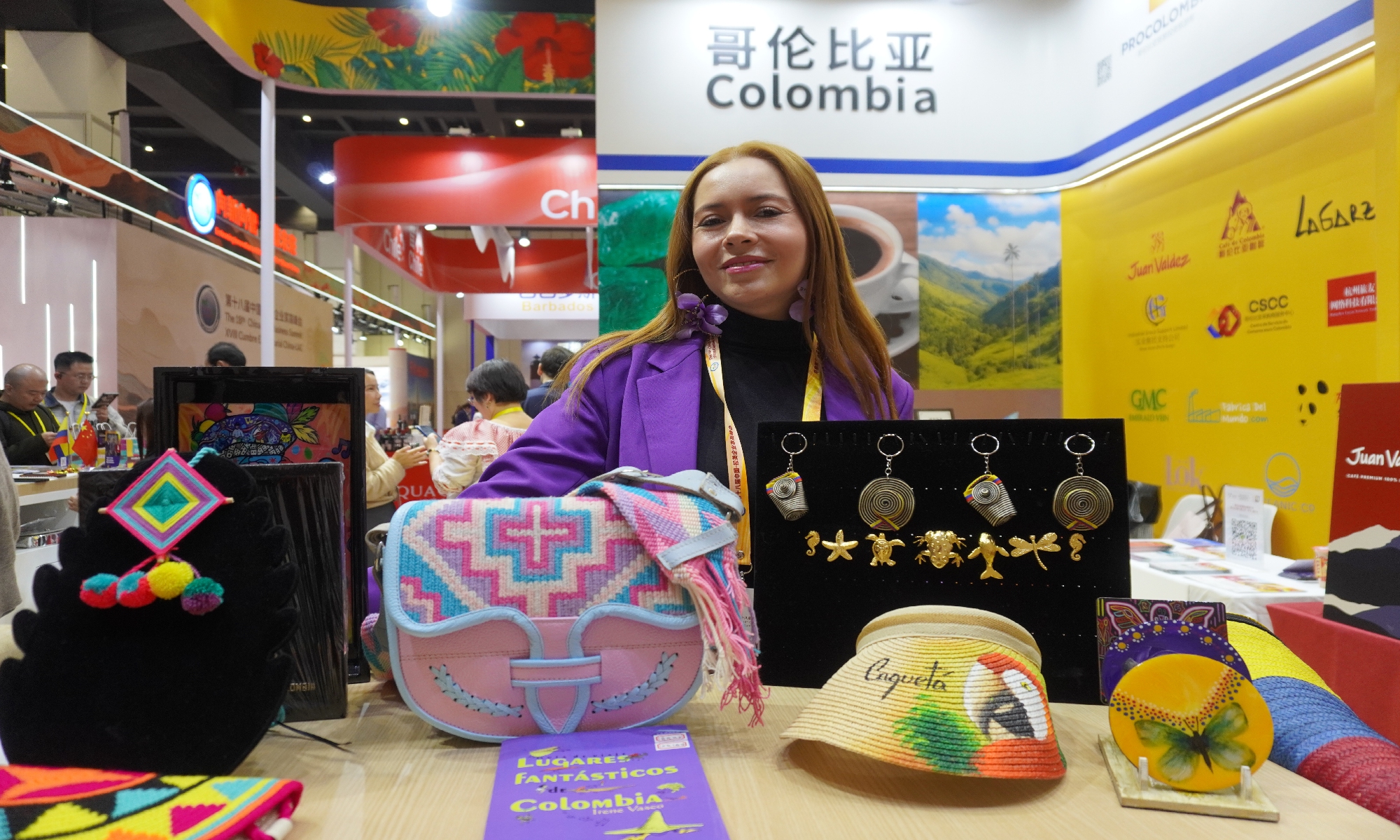 An exhibitor showcases typical Colombian handicrafts during the ongoing 18th China-LAC Business Summit on November 3, 2025 in Zhengzhou, Central China's Henan Province. According to the Xinhua News Agency, the summit is China's first institutional platform for promoting economic and trade ties with Latin American and Caribbean (LAC) countries. Photo: VCG