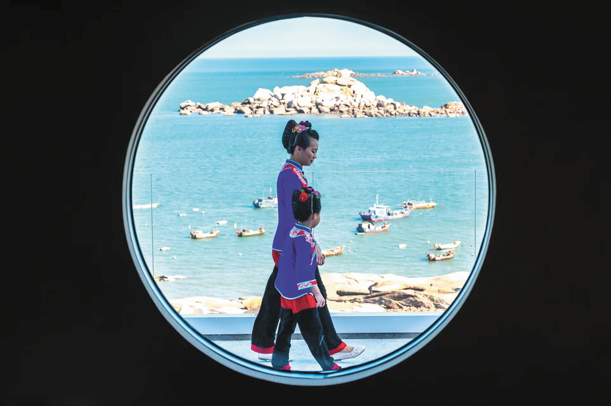 Local young people with the Mazu costume Photo: Courtesy of the organizing committee of the 10th Global Mazu Culture Forum