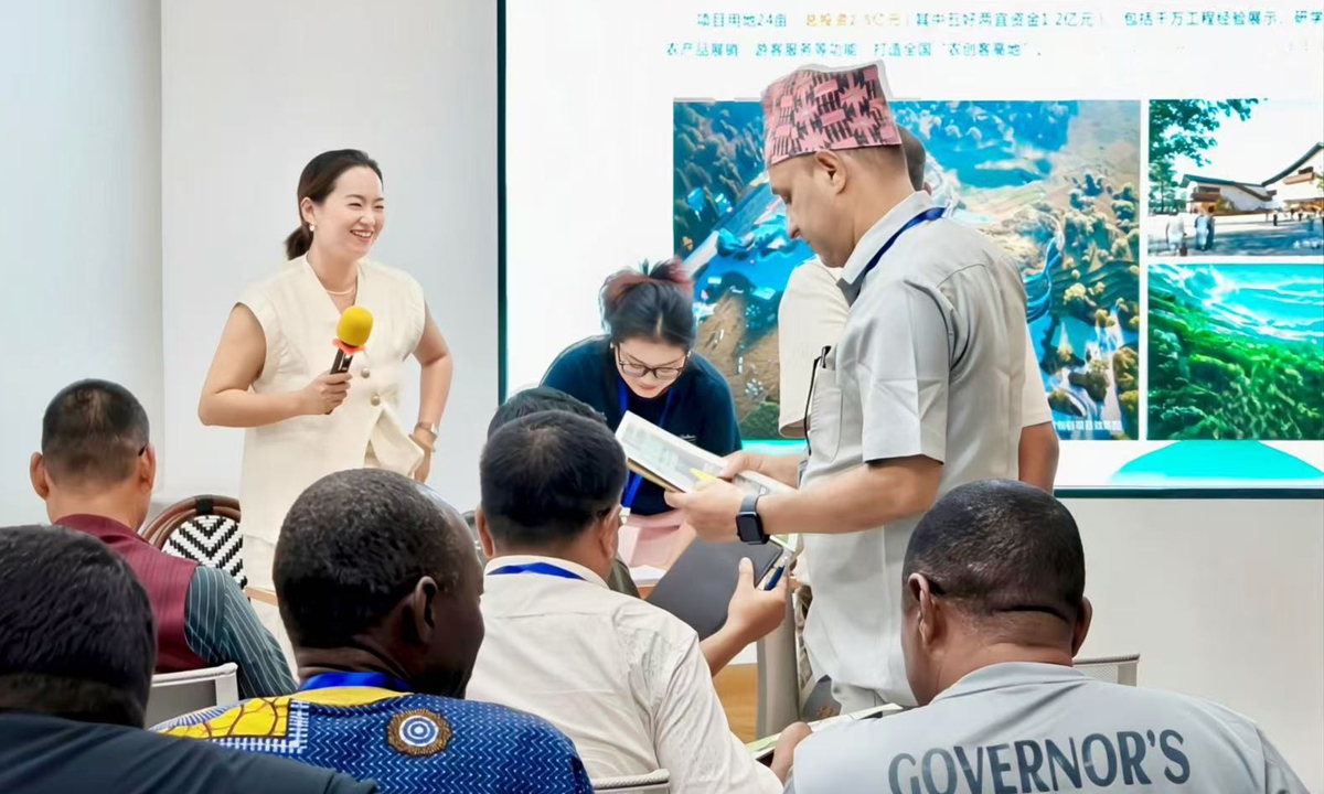 Jin Jing imparts Lizu village's rural development experience to foreign trainees. Photo: Courtesy of Jin Jing