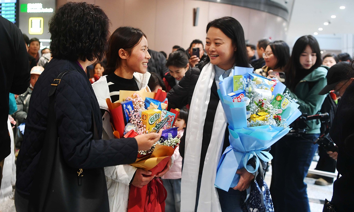 Sta? members of the Beijing Daxing International Airport welcome 23 sick children from the Sichuan-Xizang region on the morning of November 4, 2025. These children patients ? ew to Beijing to receive free surgical treatment. Photo: VCG