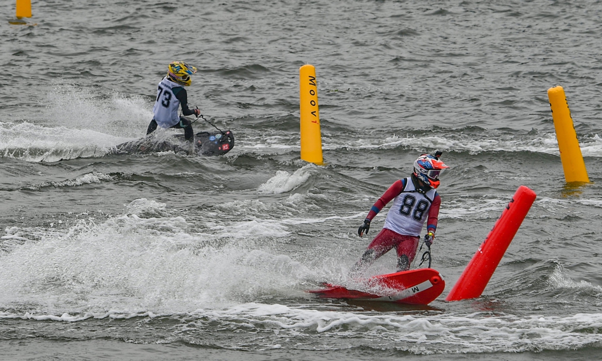 Athletes compete in a lap racing event on electric surfboards during the 2025 National Electric Surfboard Championships in Jinhua, East China's Zhejiang Province on November 5, 2025. Approximately 120 athletes from across the country are competing in the event, which is being held from Wednesday to Friday. Photo: VCG