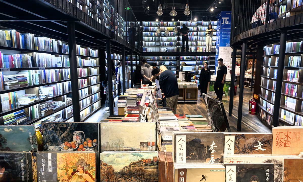 Readers immerse themselves in books at a bookstore in Beijing on October 9, 2025, Beijing. Photo: VCG