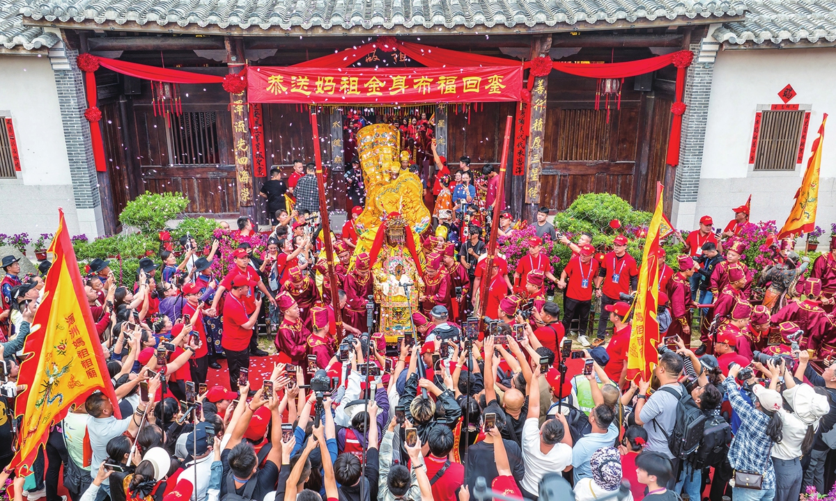 Mazu believers escort a golden statue of Mazu back to the palace for blessings on Meizhou Island, East China's Fujian Province, on October 31, 2025. Photo: VCG