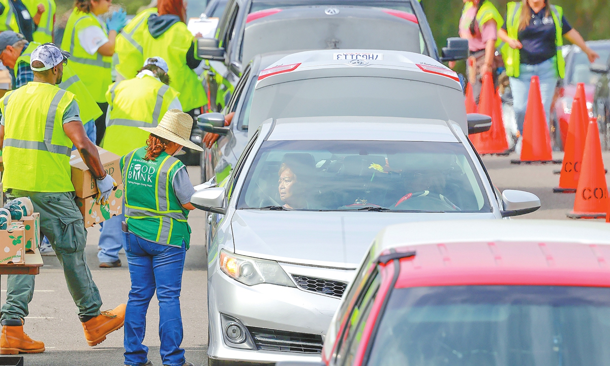 Workers and volunteers help distribute food boxes to those in need at a large-scale drive-through food distribution location, in response to the federal government shutdown and the Supplemental Nutrition Assistance Program (SNAP) food benefits delays, on November 5, 2025 in Los Angeles area, California. Photo: VCG