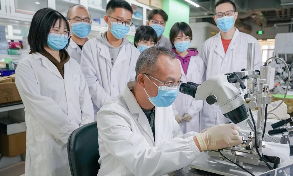 Luo Minmin (front) conducts an experiment. Photo: people.cn