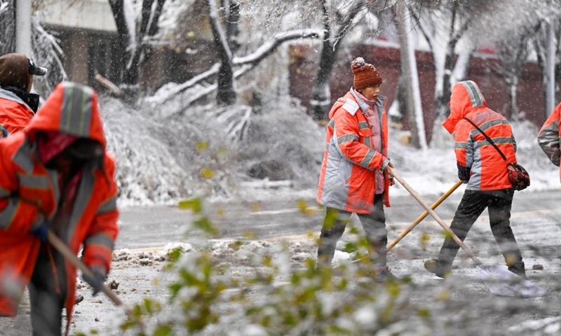 Sanitation workers clear snow on a street in Urumqi, northwest China's Xinjiang Uygur Autonomous Region, Nov. 6, 2025. A blizzard has swept across many parts of northwest China's Xinjiang Uygur Autonomous Region since Wednesday, disrupting traffic in several areas and setting a new precipitation record in the regional capital, Urumqi. Photo: Xinhua