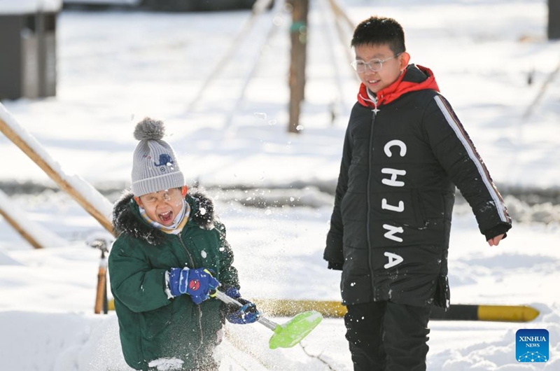 Children play with snow at a park in Urumqi, northwest China's Xinjiang Uygur Autonomous Region, Nov. 6, 2025. A blizzard has swept across many parts of northwest China's Xinjiang Uygur Autonomous Region since Wednesday, disrupting traffic in several areas and setting a new precipitation record in the regional capital, Urumqi. Photo: Xinhua