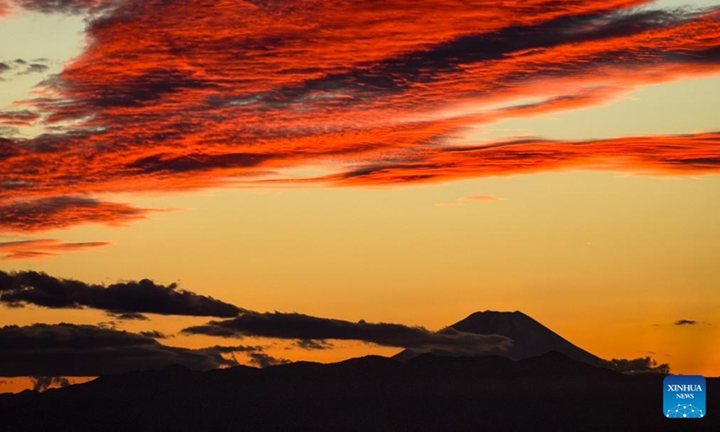 This photo taken with a mobile phone in Tokyo, Japan, shows the fiery clouds and Mount Fuji, on Nov. 6, 2025. Photo: Xinhua