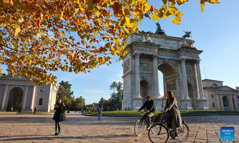 People are pictured at the Arco della Pace in Milan, Italy, Nov. 5, 2025. Photo: Xinhua