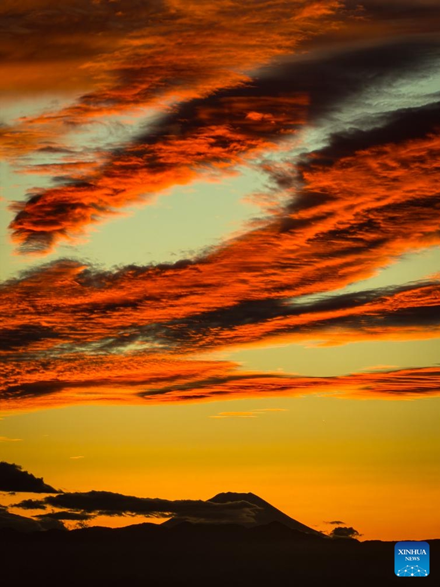 This photo taken with a mobile phone in Tokyo, Japan, shows the fiery clouds and Mount Fuji, on Nov. 6, 2025. Photo: Xinhua