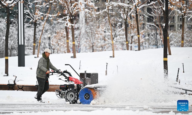 A worker clears snow at a park in Urumqi, northwest China's Xinjiang Uygur Autonomous Region, Nov. 6, 2025. A blizzard has swept across many parts of northwest China's Xinjiang Uygur Autonomous Region since Wednesday, disrupting traffic in several areas and setting a new precipitation record in the regional capital, Urumqi. Photo: Xinhua