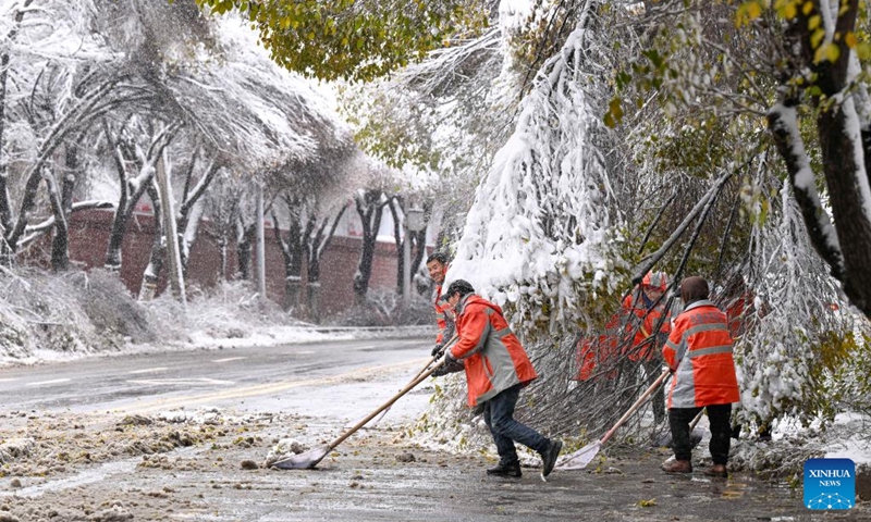Sanitation workers clear snow on a street in Urumqi, northwest China's Xinjiang Uygur Autonomous Region, Nov. 6, 2025. A blizzard has swept across many parts of northwest China's Xinjiang Uygur Autonomous Region since Wednesday, disrupting traffic in several areas and setting a new precipitation record in the regional capital, Urumqi. Photo: Xinhua