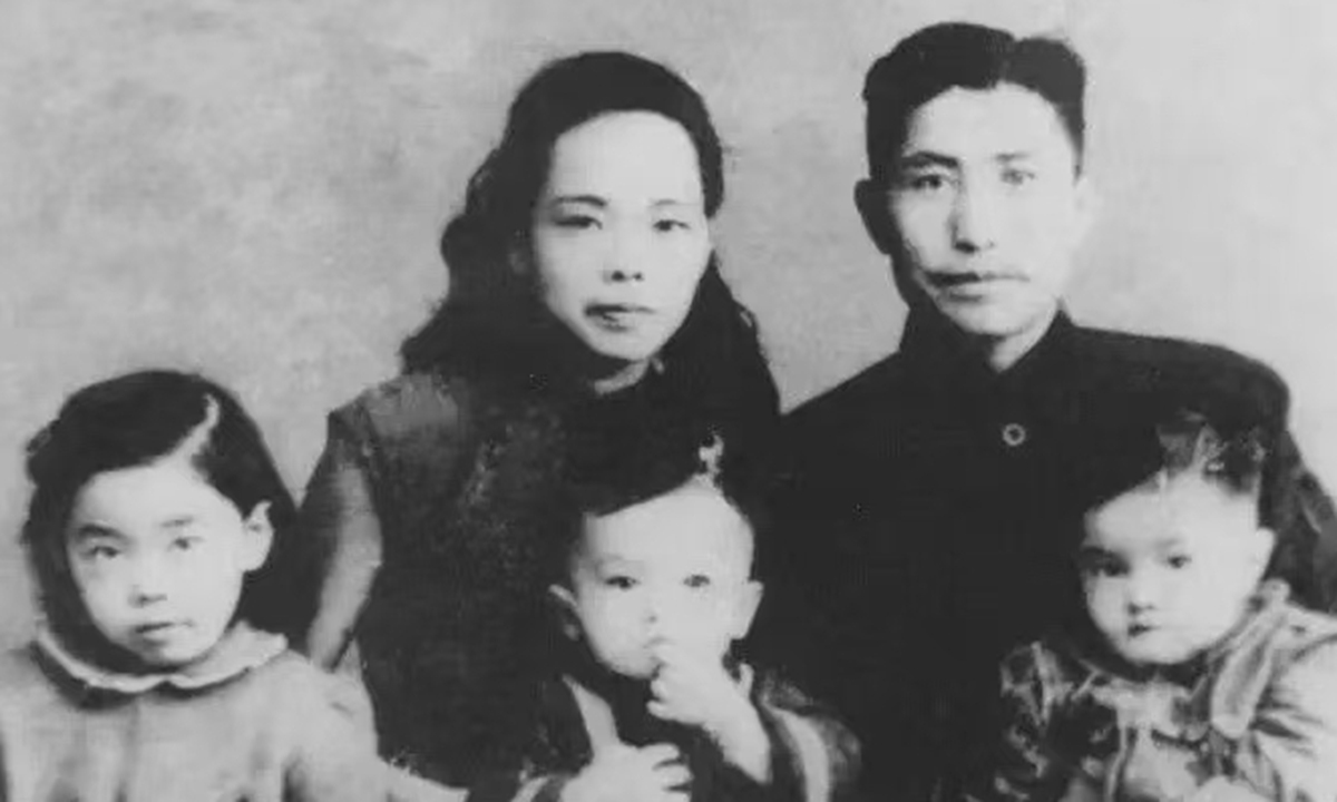 A family photo of Hou Wenli