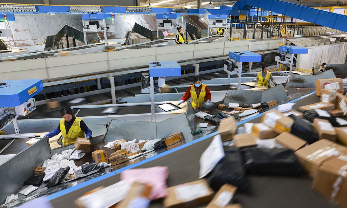 Workers sort parcels at a logistics center in Guangrao county, Dongying, East China's Shandong Province, on November 9, 2025. Data from the State Post Bureau showed on Saturday that since November, China's daily express delivery volume has exceeded 600 million parcels on several consecutive days, underscoring the vitality of the market, and the key role of the express sector in boosting consumption. Photo: VCG