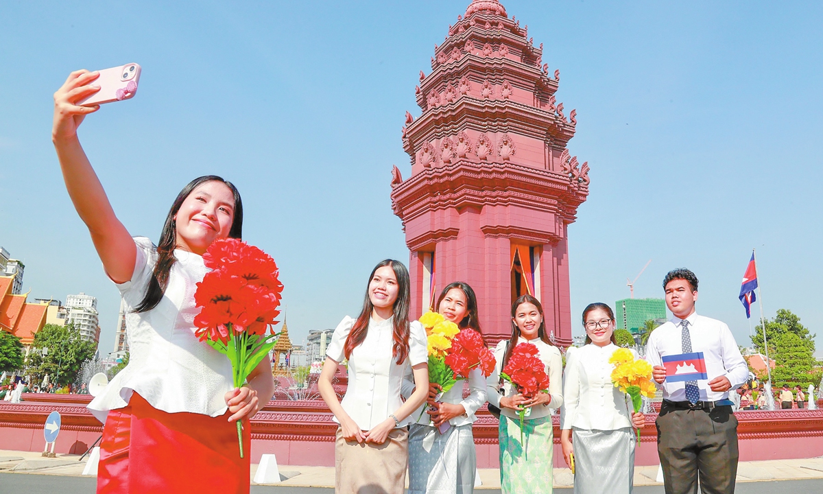 Some Cambodian people take a selfie during a ceremony marking Independence Day, at the Independence Monument in Phnom Penh, Cambodia, on November 9, 2025. Cambodia on Sunday commemorated the 72nd anniversary of its national independence from French colonial rule. Photo: VCG
