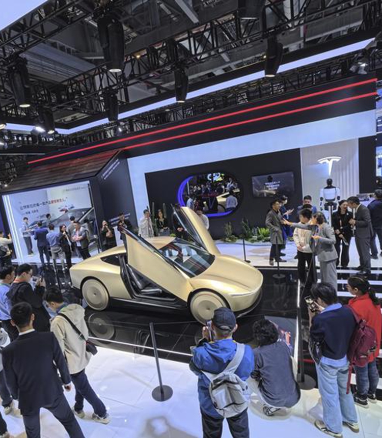 Visitors view Tesla's Cybercab, which made its Asia-Pacific debut during the 8th China International Import Expo (CIIE) in east China's Shanghai, Nov. 6, 2025. (Xinhua/Fang Zhe)