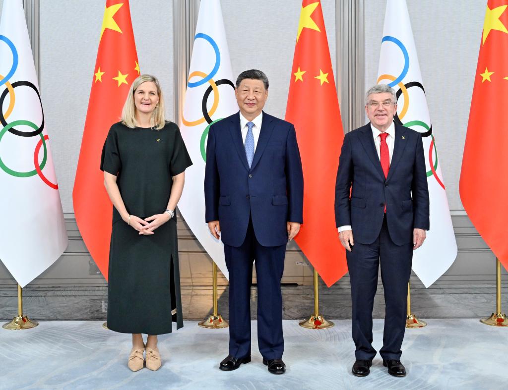 Chinese President Xi Jinping meets with International Olympic Committee (IOC) President Kirsty Coventry and Honorary President for Life Thomas Bach in Guangzhou, capital of south China's Guangdong Province, Nov. 9, 2025. (Xinhua/Yin Bogu)

