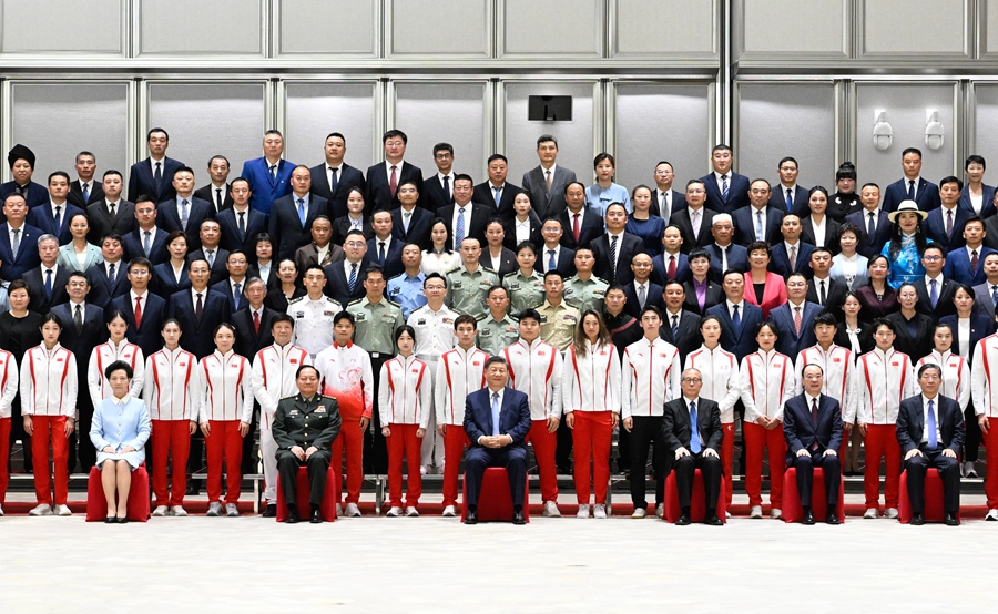 Chinese President Xi Jinping, also general secretary of the Communist Party of China Central Committee and chairman of the Central Military Commission, poses for a group photo while meeting with representatives of national model units and individuals in mass sports and competitive sports in Guangzhou, capital of south China's Guangdong Province, Nov. 9, 2025. (Xinhua/Shen Hong)