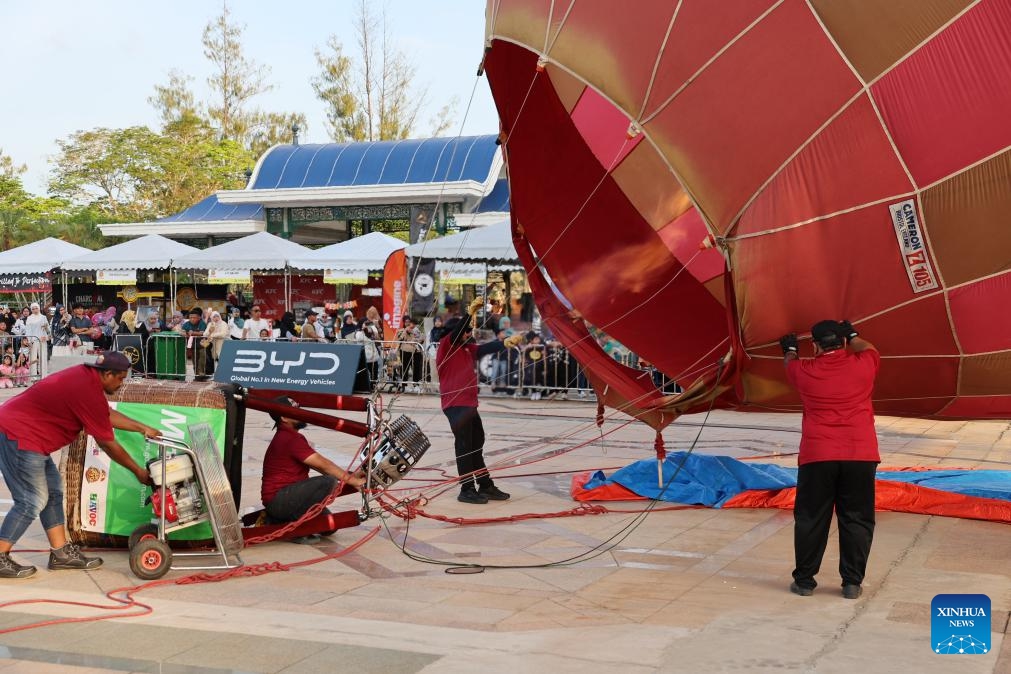 Staff members prepare for the hot air balloon ride during a carnival at Jerudong Park in Bandar Seri Begawan, Brunei, Nov. 8, 2025. The carnival is held here from Nov. 5 to 9, featuring a hot air balloon ride activity and delicious food from well-known restaurants across the country. (Xinhua/Li Meng)