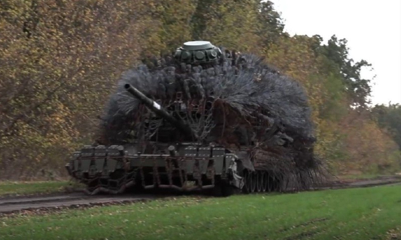 Un tanque ruso T-80BVM aparece equipado con elaboradas estructuras antidrones fabricadas con gruesos cables metálicos, según una publicación en redes sociales de noviembre de 2025. Foto: Captura de pantalla de C-UAS Hub.