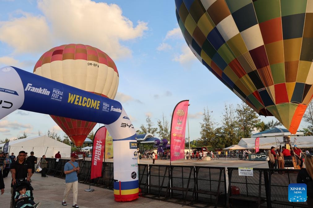 This photo taken on Nov. 8, 2025 shows the site of a hot air balloon ride activity during a carnival at Jerudong Park in Bandar Seri Begawan, Brunei. The carnival is held here from Nov. 5 to 9, featuring a hot air balloon ride activity and delicious food from well-known restaurants across the country. (Xinhua/Li Meng)
