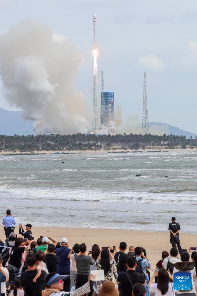 A Long March-12 carrier rocket carrying the 13th group of low Earth orbit satellites blasts off from the Hainan commercial spacecraft launch site in south China's Hainan Province, Nov. 10, 2025. China successfully launched a new group of low Earth orbit satellites from the Hainan commercial spacecraft launch site in the southern island province of Hainan on Monday. (Xinhua/Zhang Liyun)
