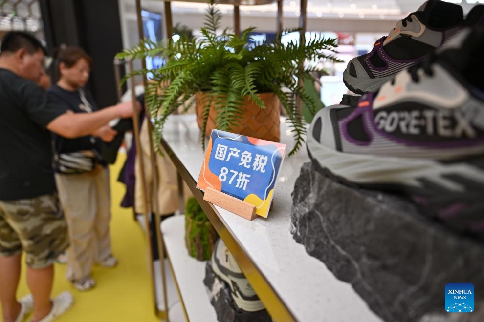 Customers shop at a duty-free shopping mall in Sanya, south China's Hainan Province, Nov. 9, 2025. The Haikou Customs supervised a total of 506 million yuan (about 71 million U.S. dollars) in duty-free sales from approximately 72,900 shoppers during the first week (from Nov. 1 to 7) of the implementation of the expanded offshore duty-free policy. This represents a year-on-year increase of 34.86 percent in sales value, and 3.37 percent in the number of shoppers. (Xinhua/Guo Cheng)