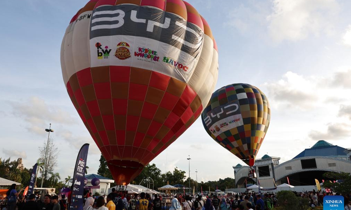 Tourists are seen at the site of a hot air balloon ride activity during a carnival at Jerudong Park in Bandar Seri Begawan, Brunei, Nov. 8, 2025. The carnival is held here from Nov. 5 to 9, featuring a hot air balloon ride activity and delicious food from well-known restaurants across the country. (Xinhua/Li Meng)