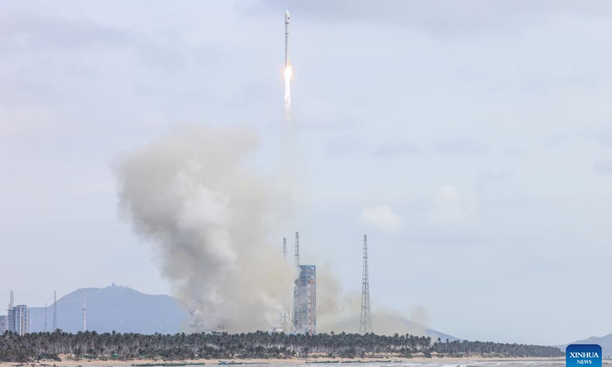 A Long March-12 carrier rocket carrying the 13th group of low Earth orbit satellites blasts off from the Hainan commercial spacecraft launch site in south China's Hainan Province, Nov. 10, 2025. (Xinhua/Zhang Liyun)