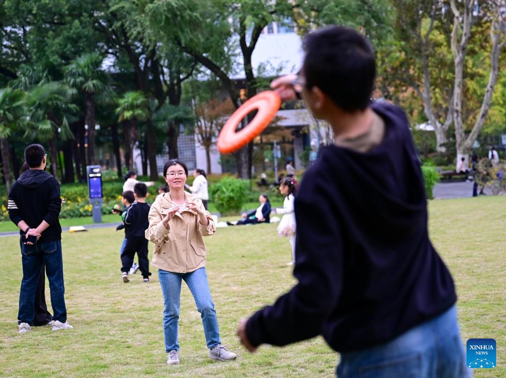 People play frisbee at a park in east China's Shanghai, Nov. 9, 2025. In recent years, Shanghai has focused on optimizing historical and cultural districts, developing urban cultural lifestyle areas, enriching citizens' cultural lives, and promoting the deep integration of culture and tourism. (Xinhua/Cai Xiangxin)